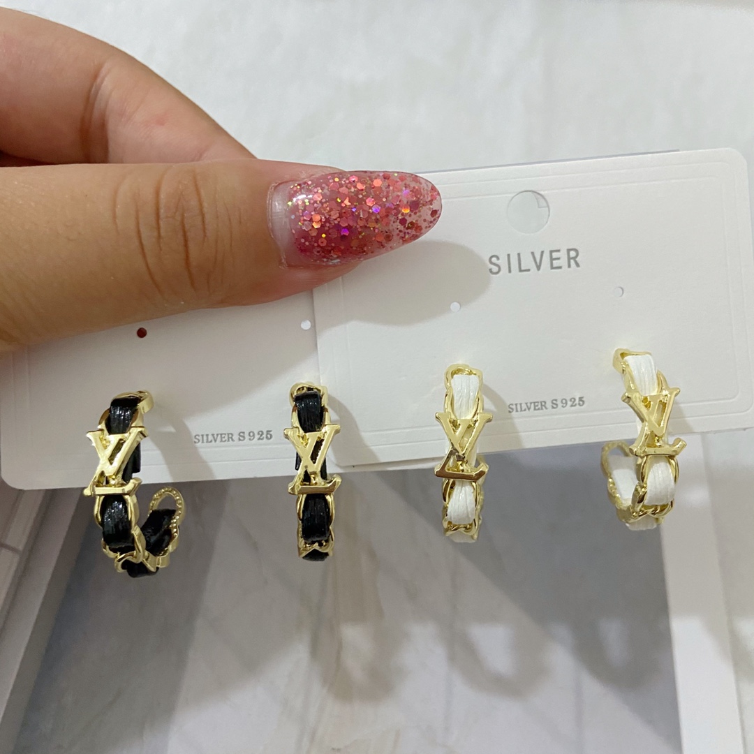 LV earring 107500