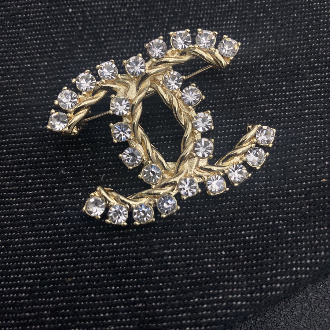 Chanel brooch 106079