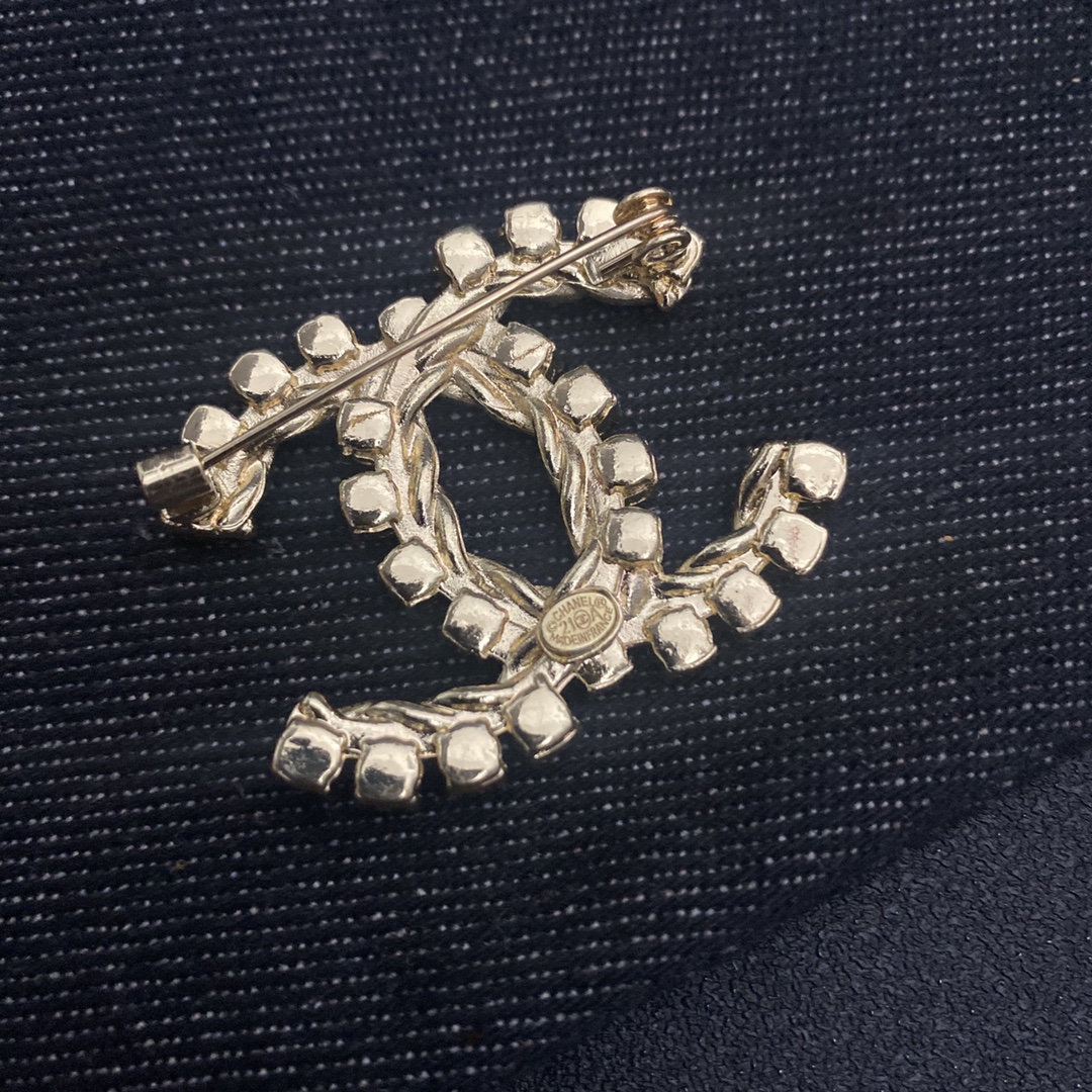 Chanel brooch 106079