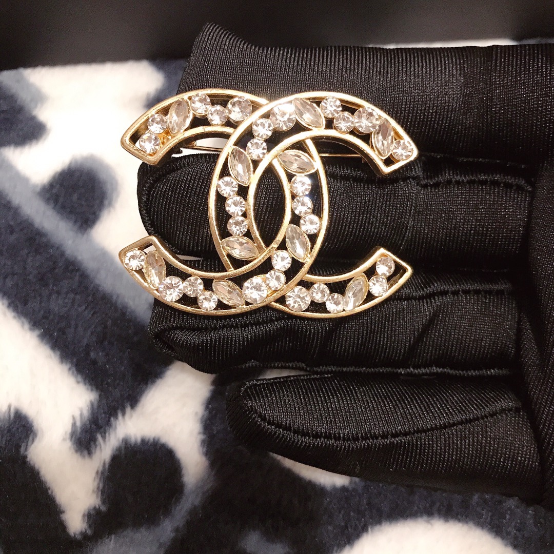 Chanel brooch 106121