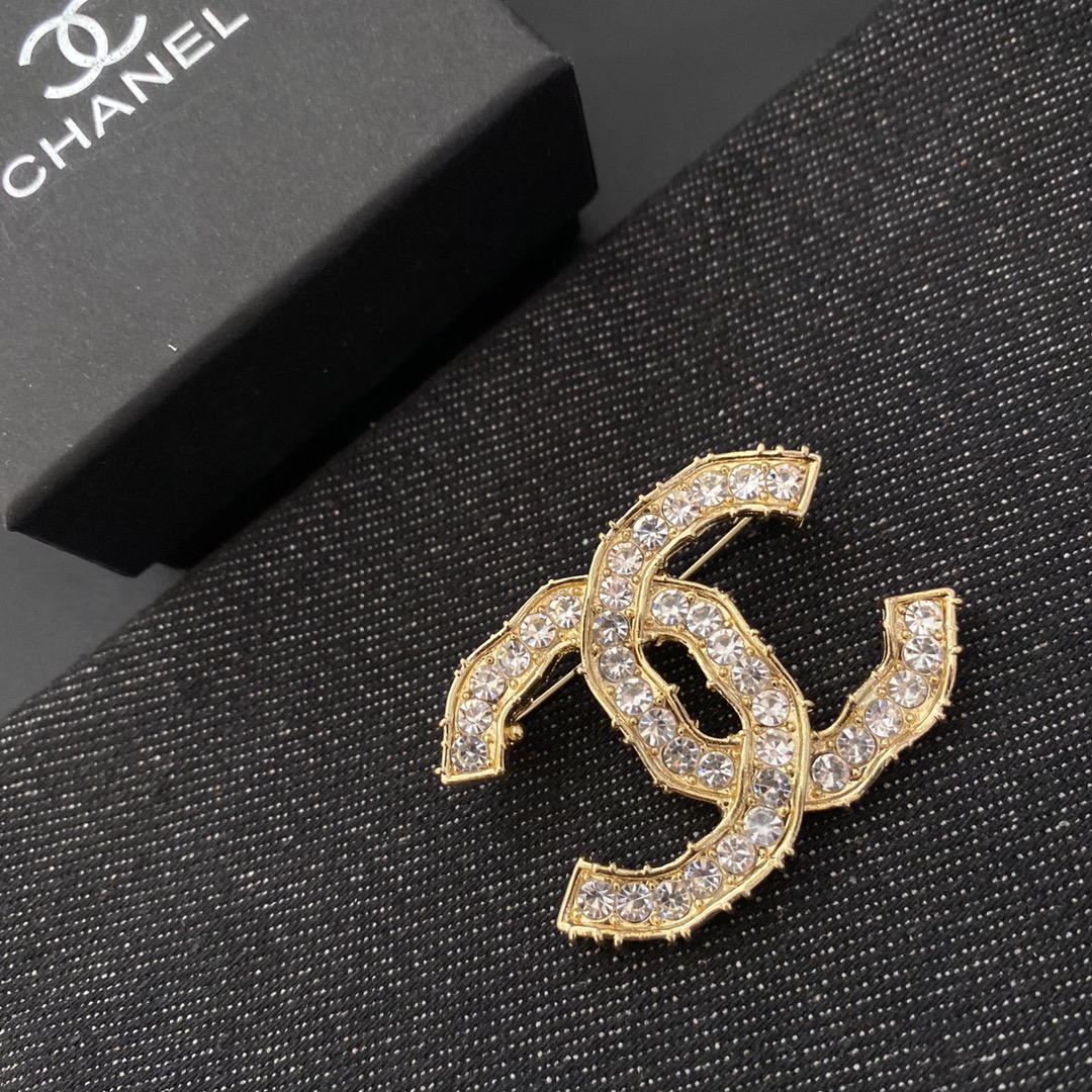 Chanel brooch 106122