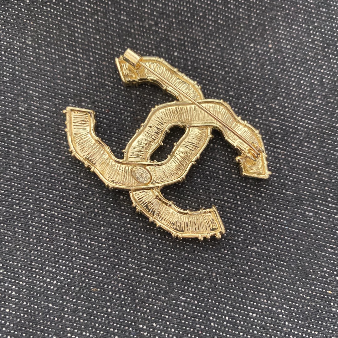 Chanel brooch 106122