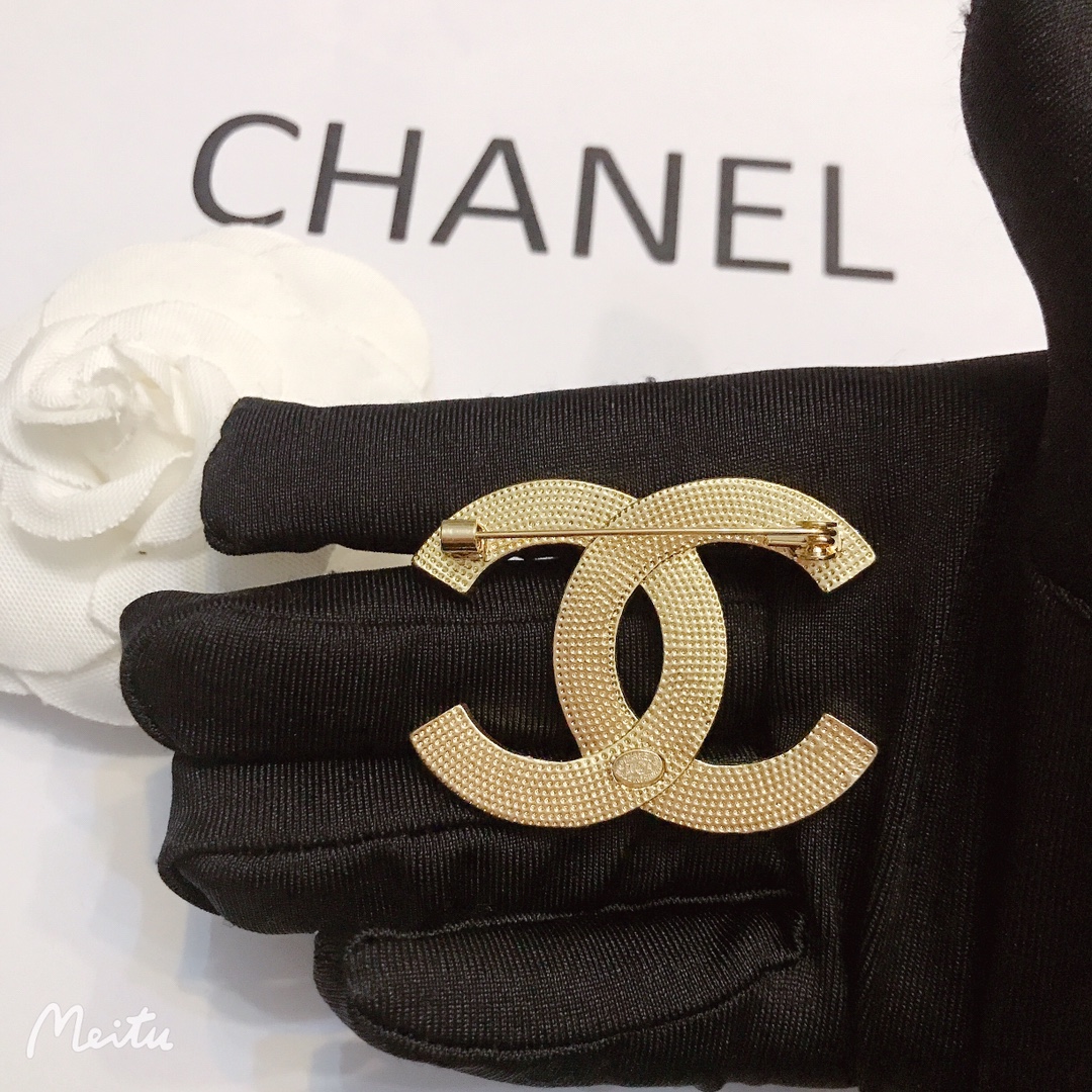 Chanel brooch 106124