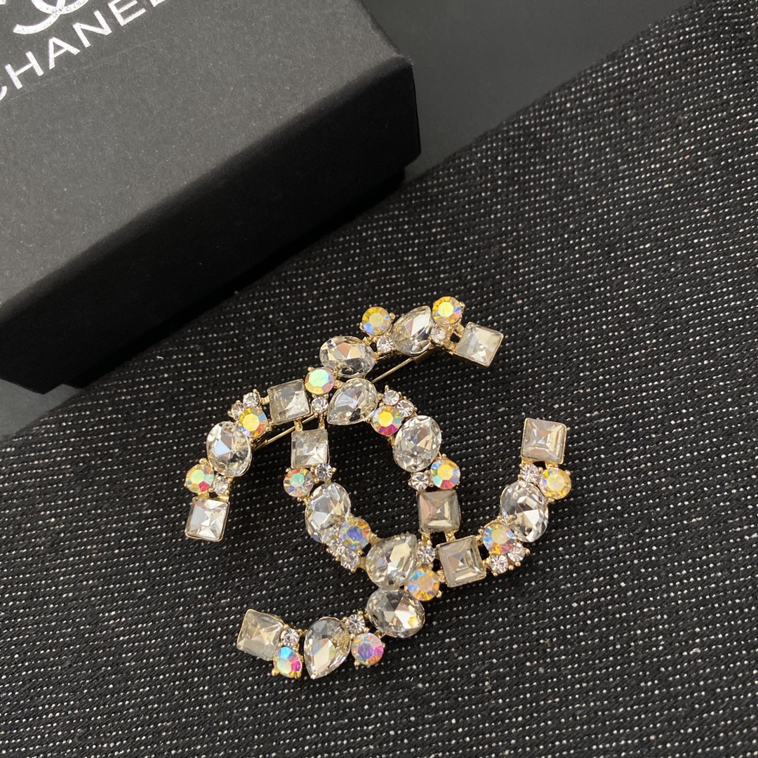 Chanel brooch 106126