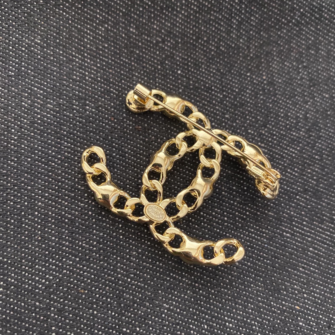 Chanel brooch 106399