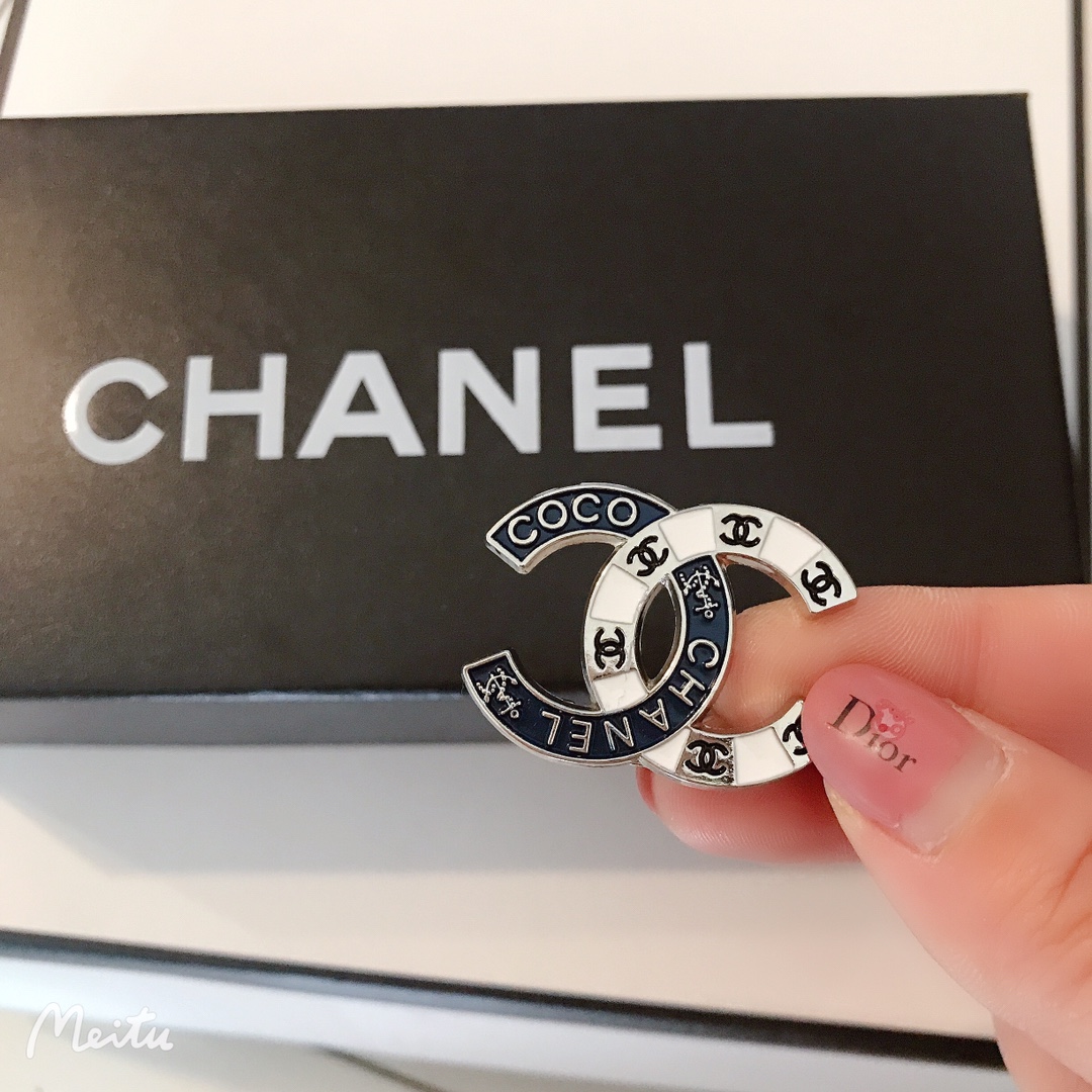 Chanel brooch 106398