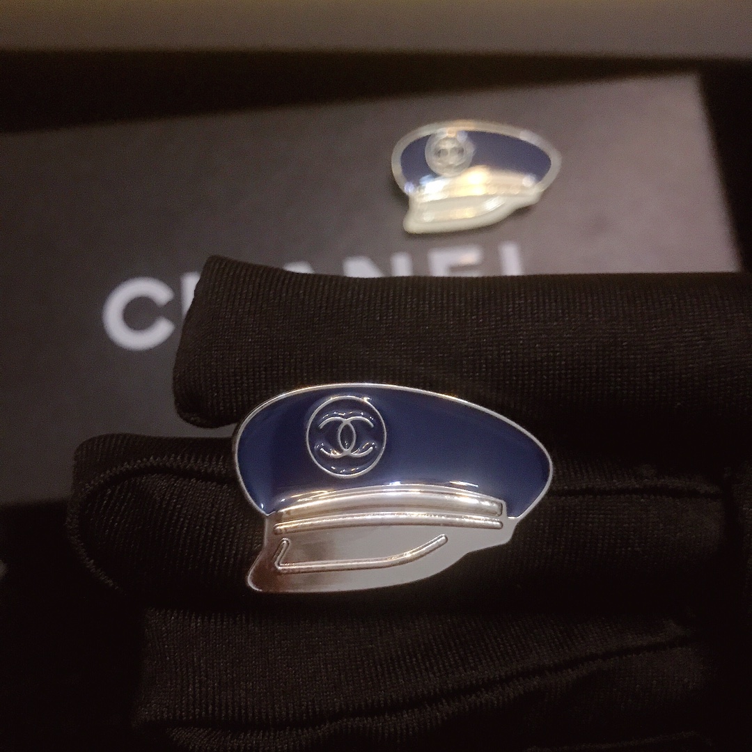 Chanel brooch 106403