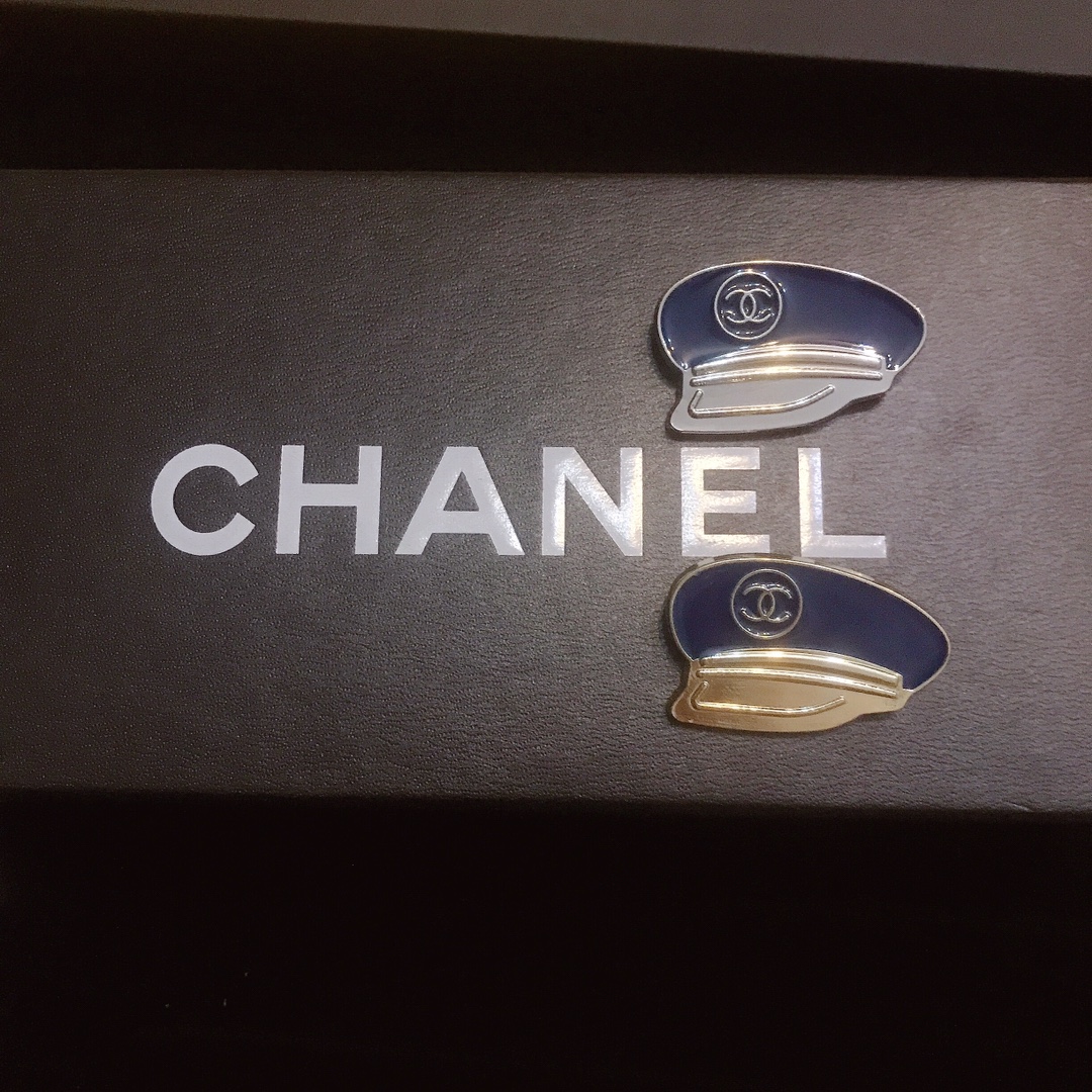 Chanel brooch 106403