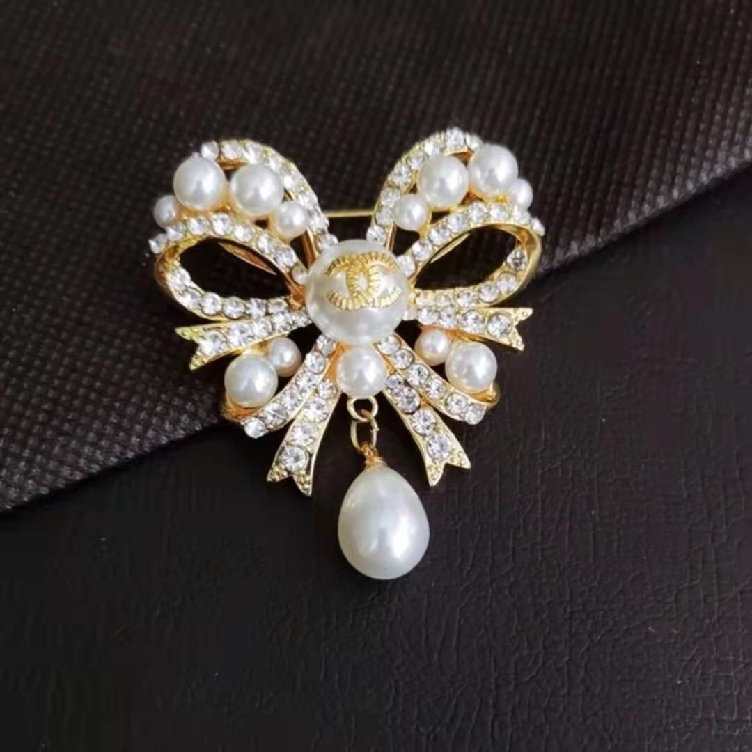 Chanel brooch 106499