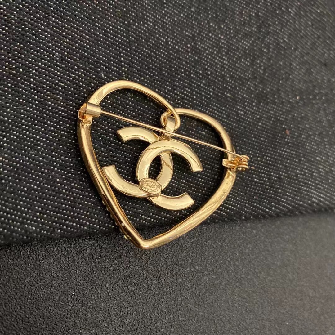 Chanel brooch 106684