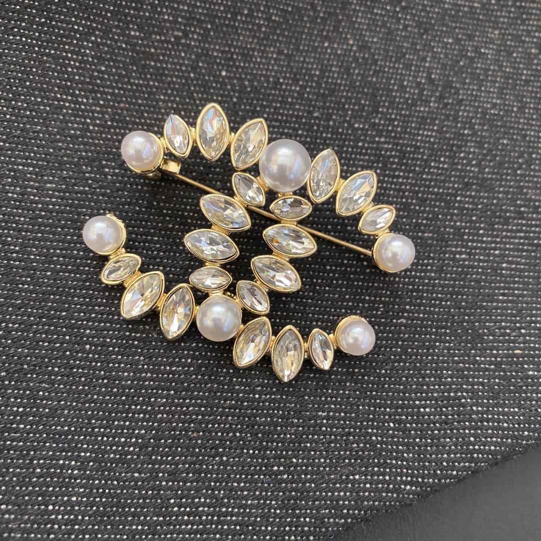 Chanel brooch 106690