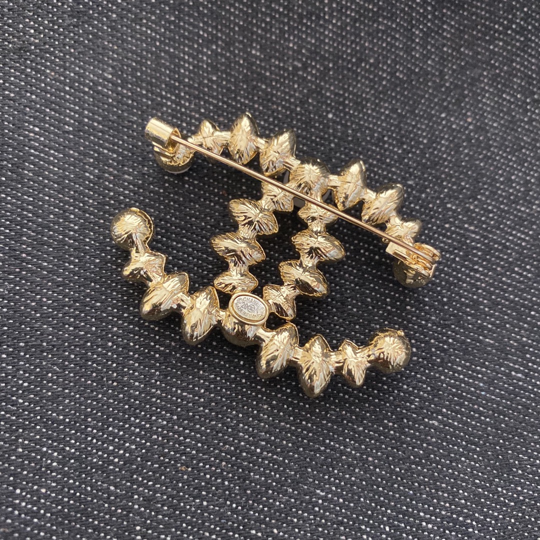 Chanel brooch 106690