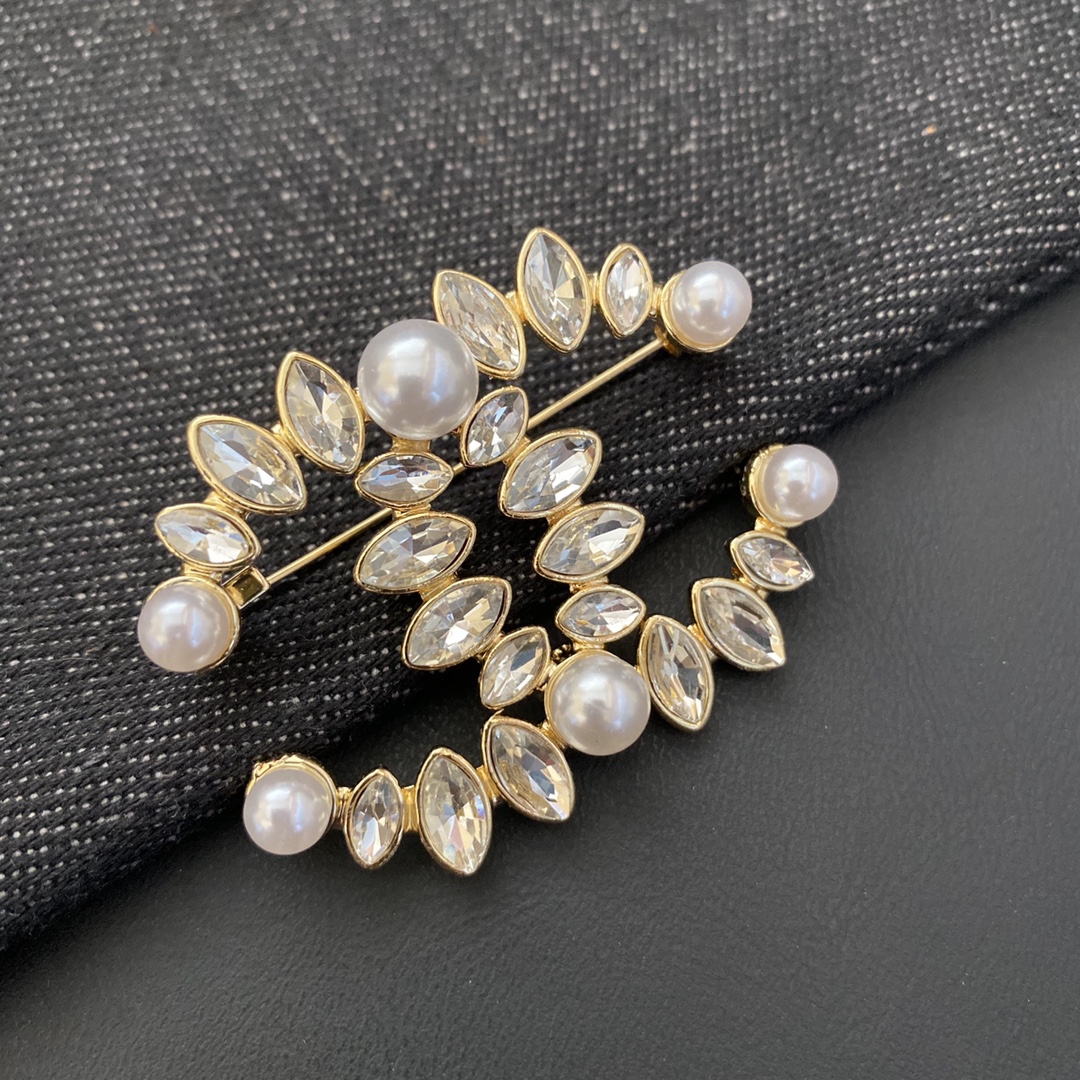 Chanel brooch 106690