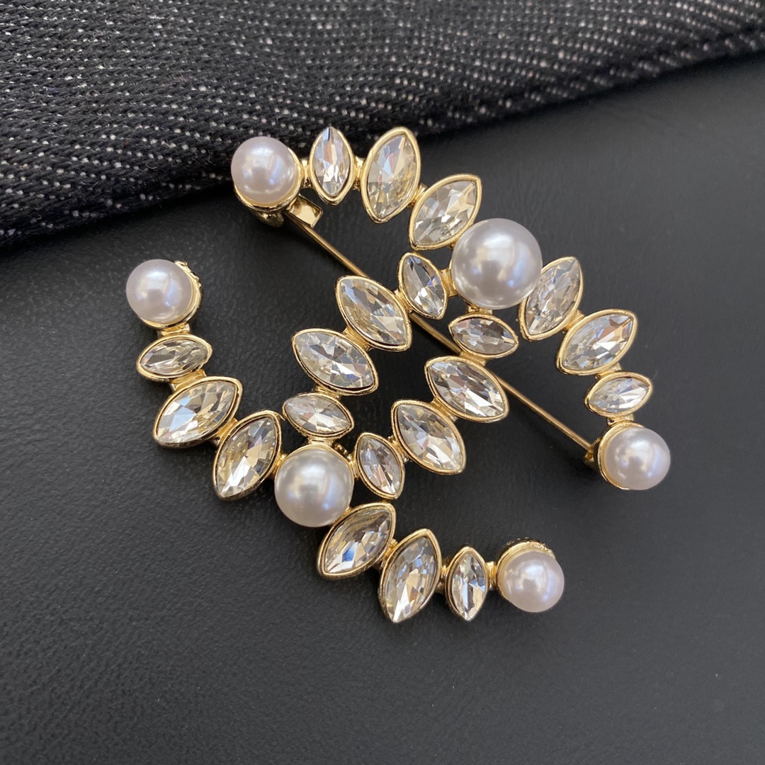 Chanel brooch 106690