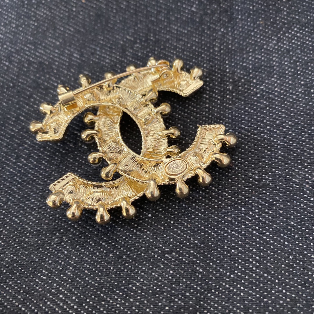 Chanel brooch 106691