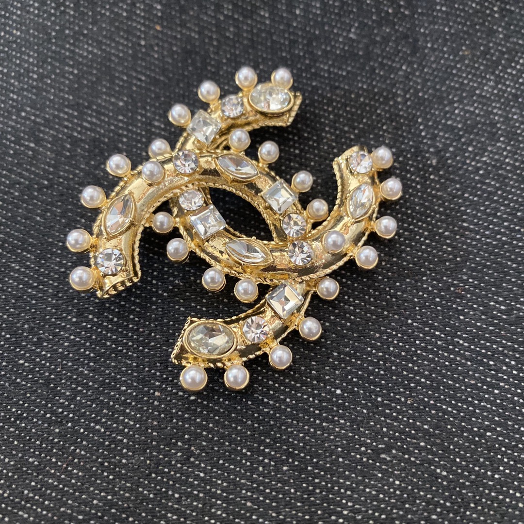 Chanel brooch 106691