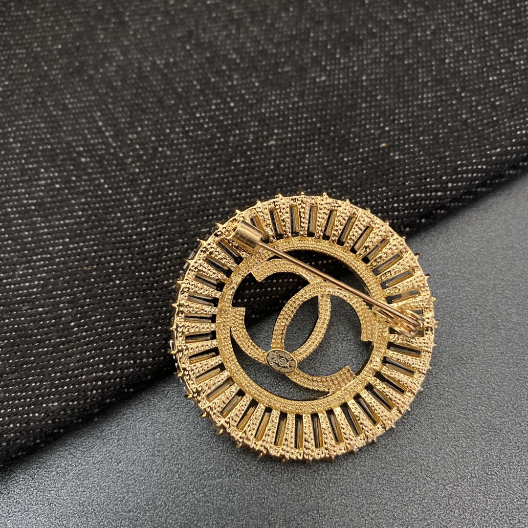Chanel brooch 106692