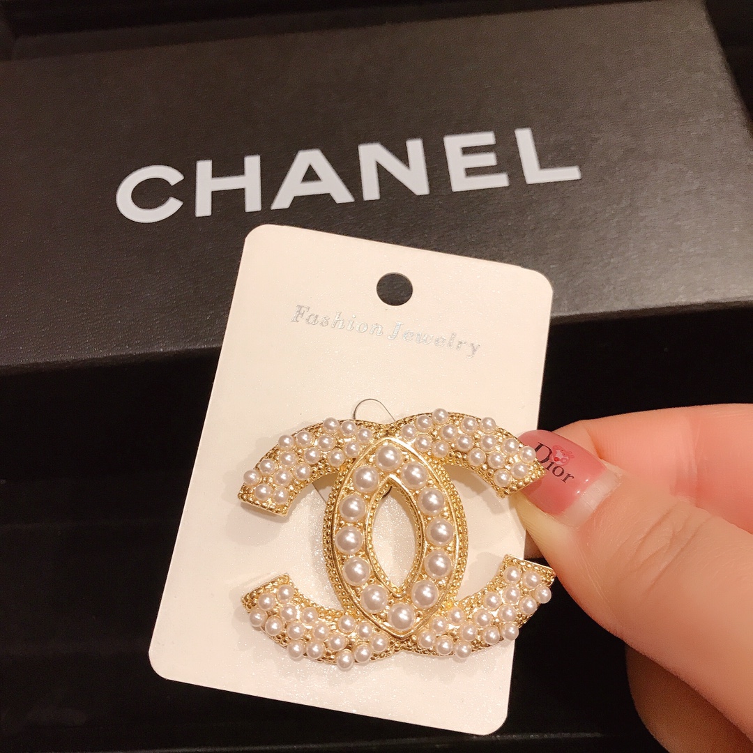 Chanel brooch 106693