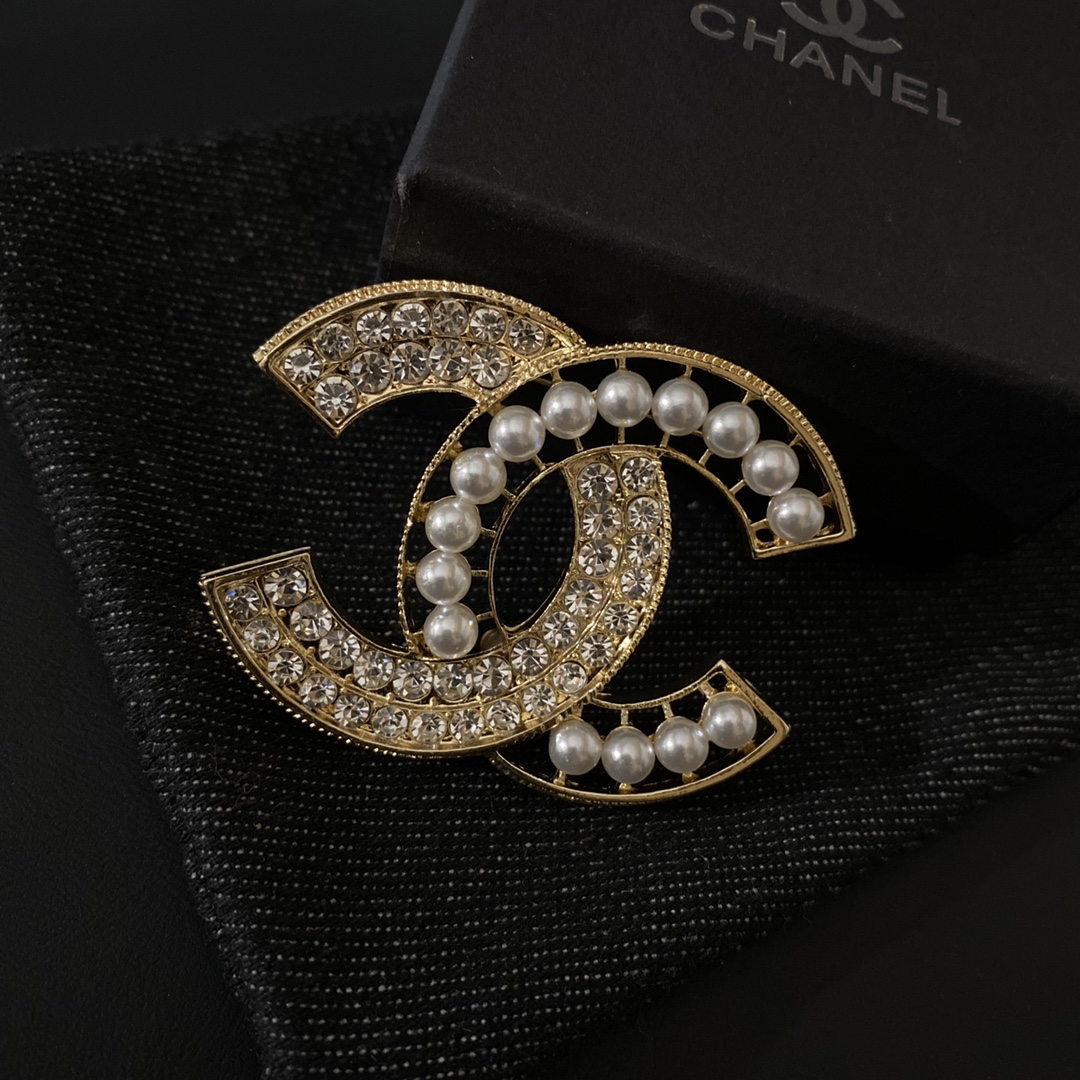 Chanel brooch 106697