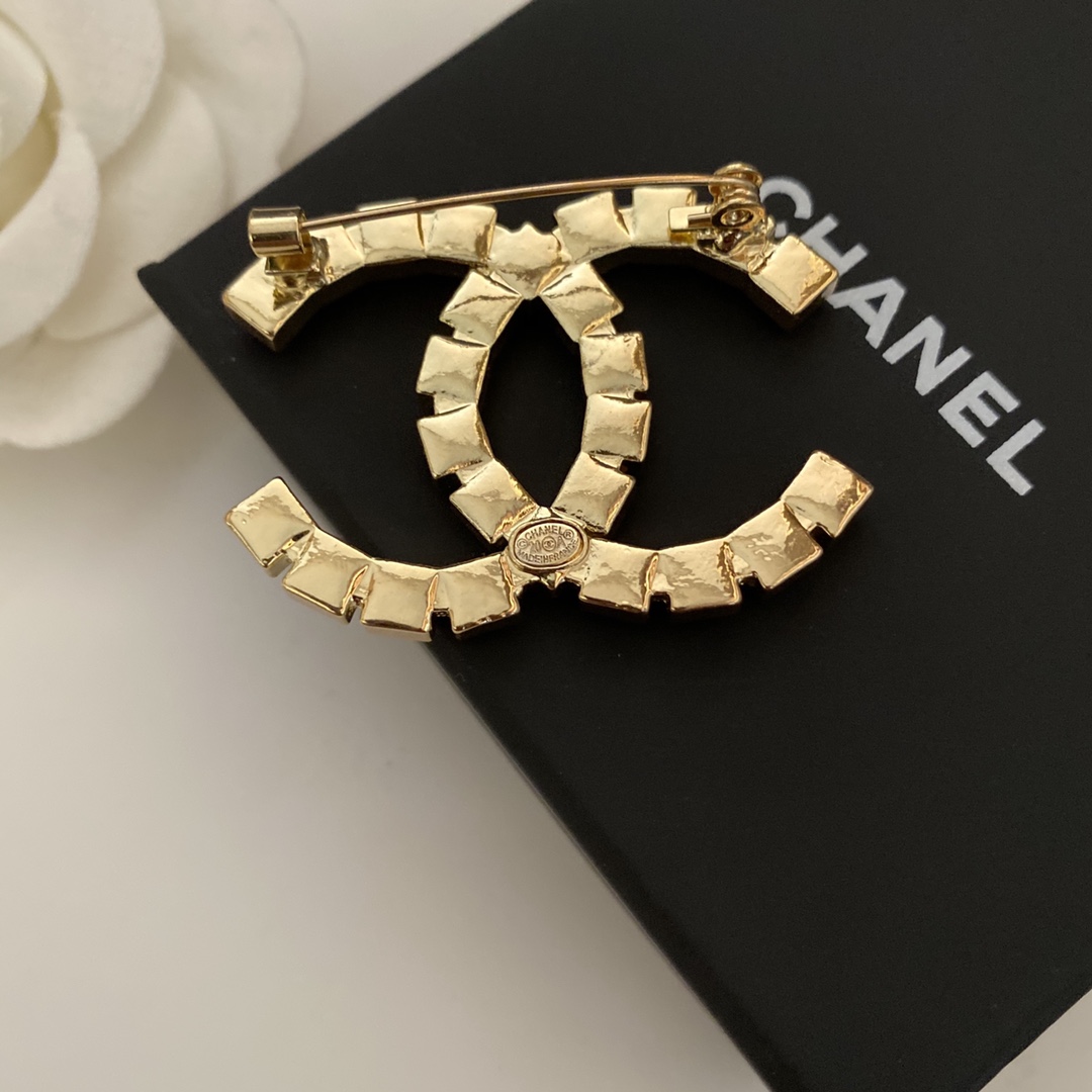 Chanel brooch 106698