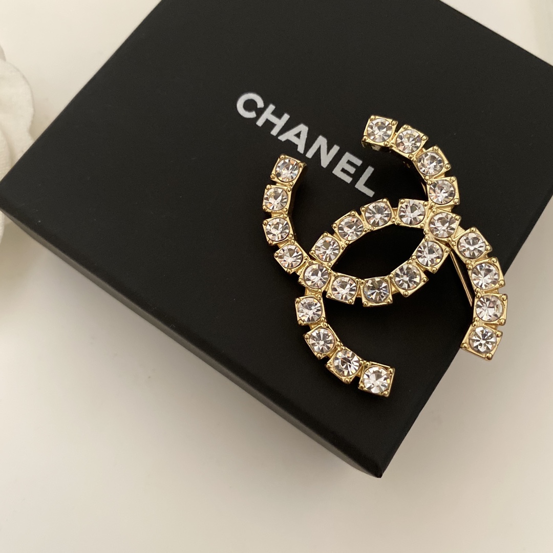 Chanel brooch 106698