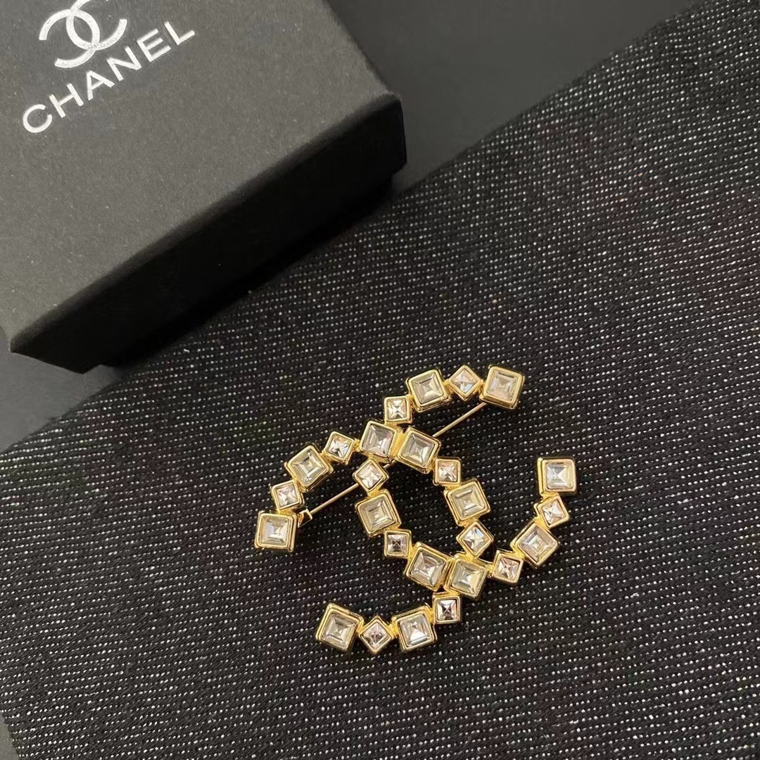 Chanel brooch 106703
