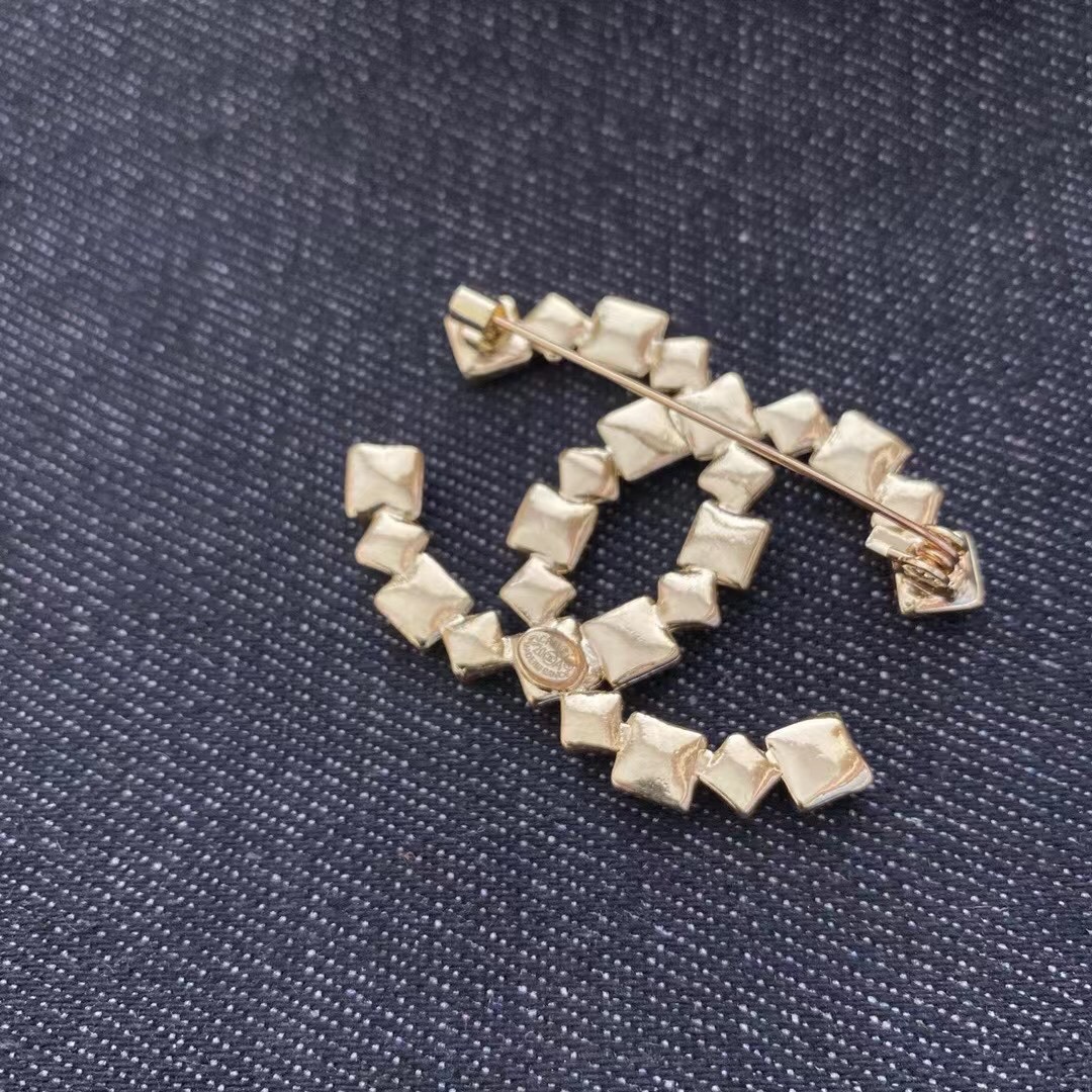 Chanel brooch 106703
