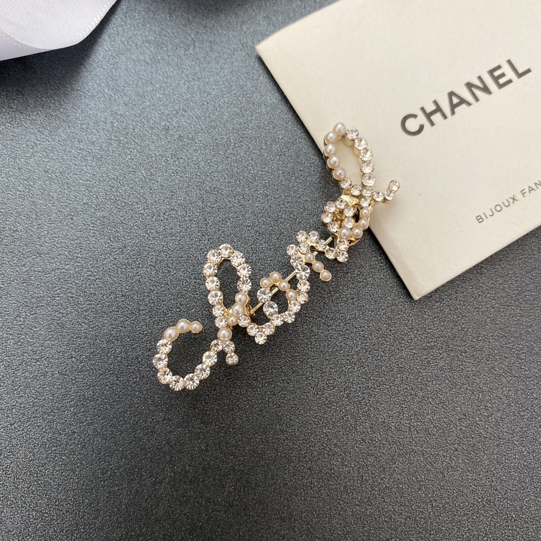Chanel brooch 106704