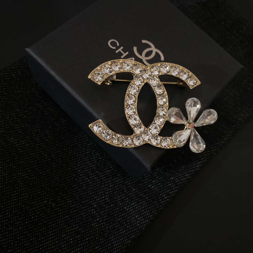Chanel brooch 106706