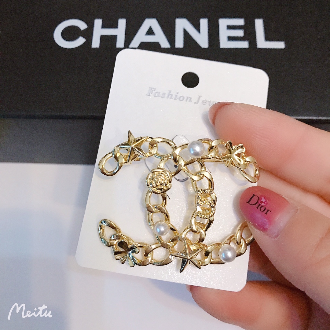 Chanel brooch 106707