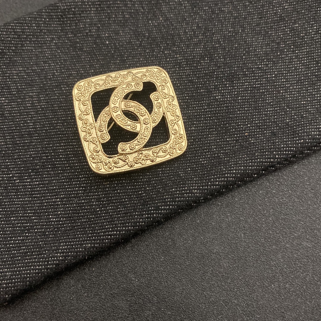 Chanel brooch 106709