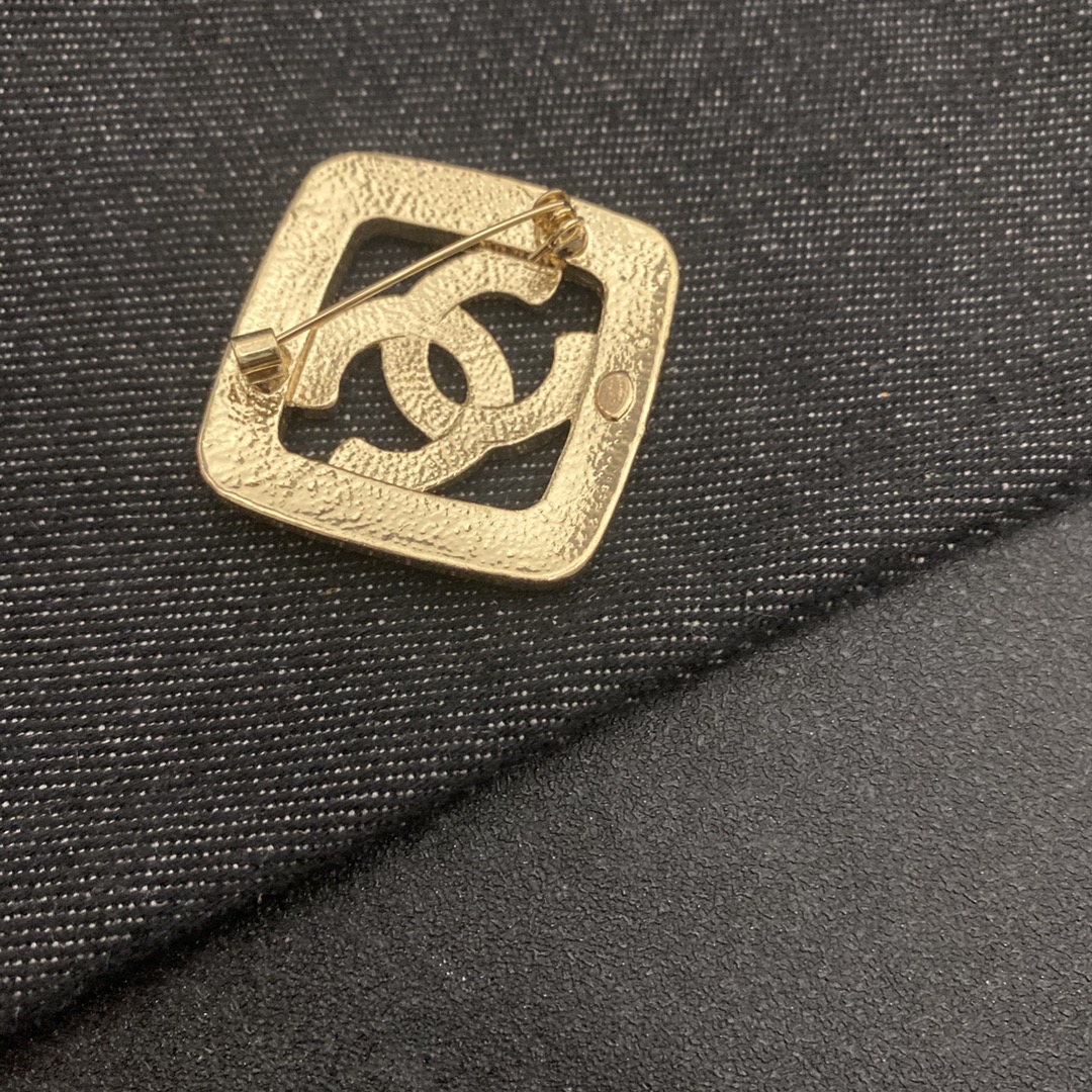 Chanel brooch 106709