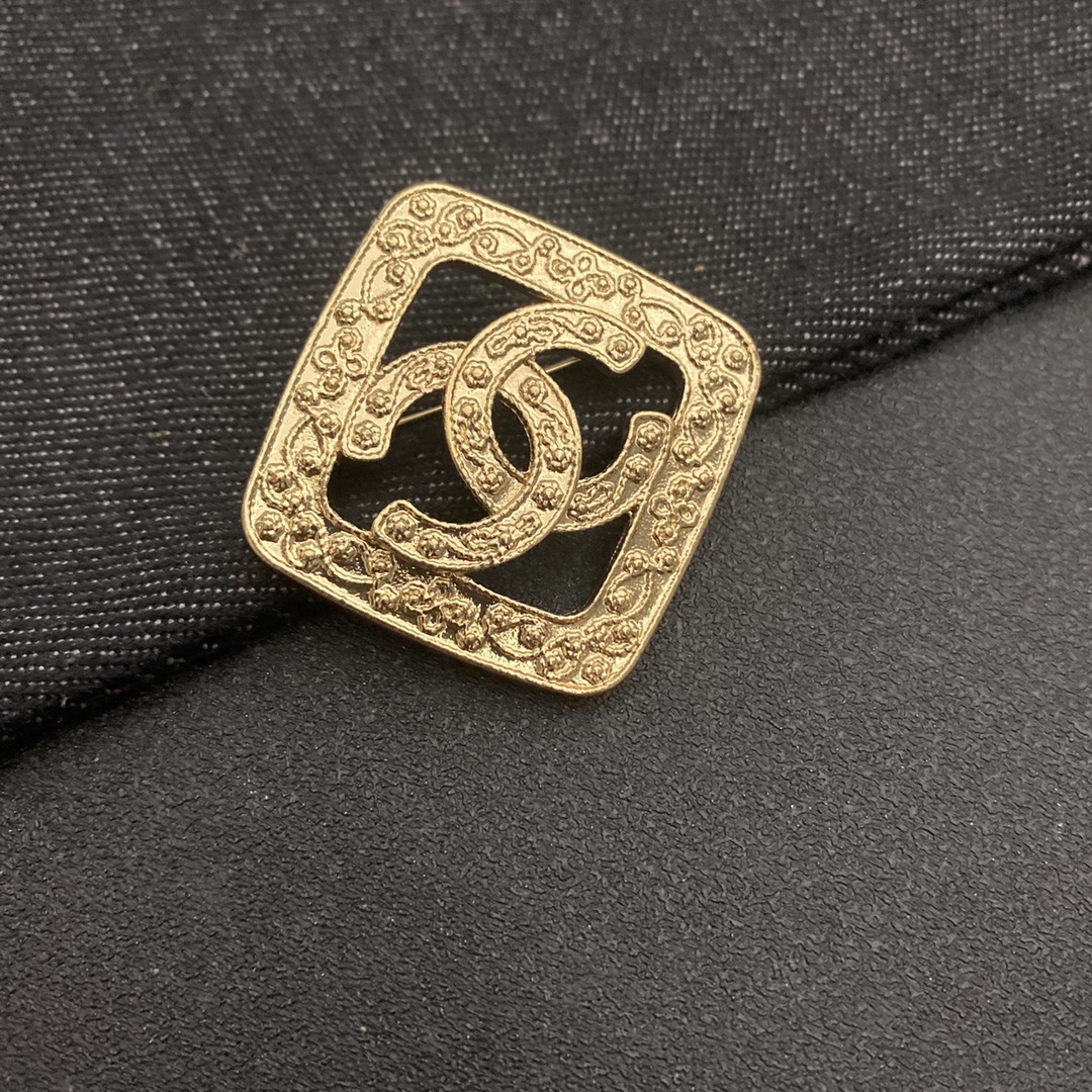 Chanel brooch 106709
