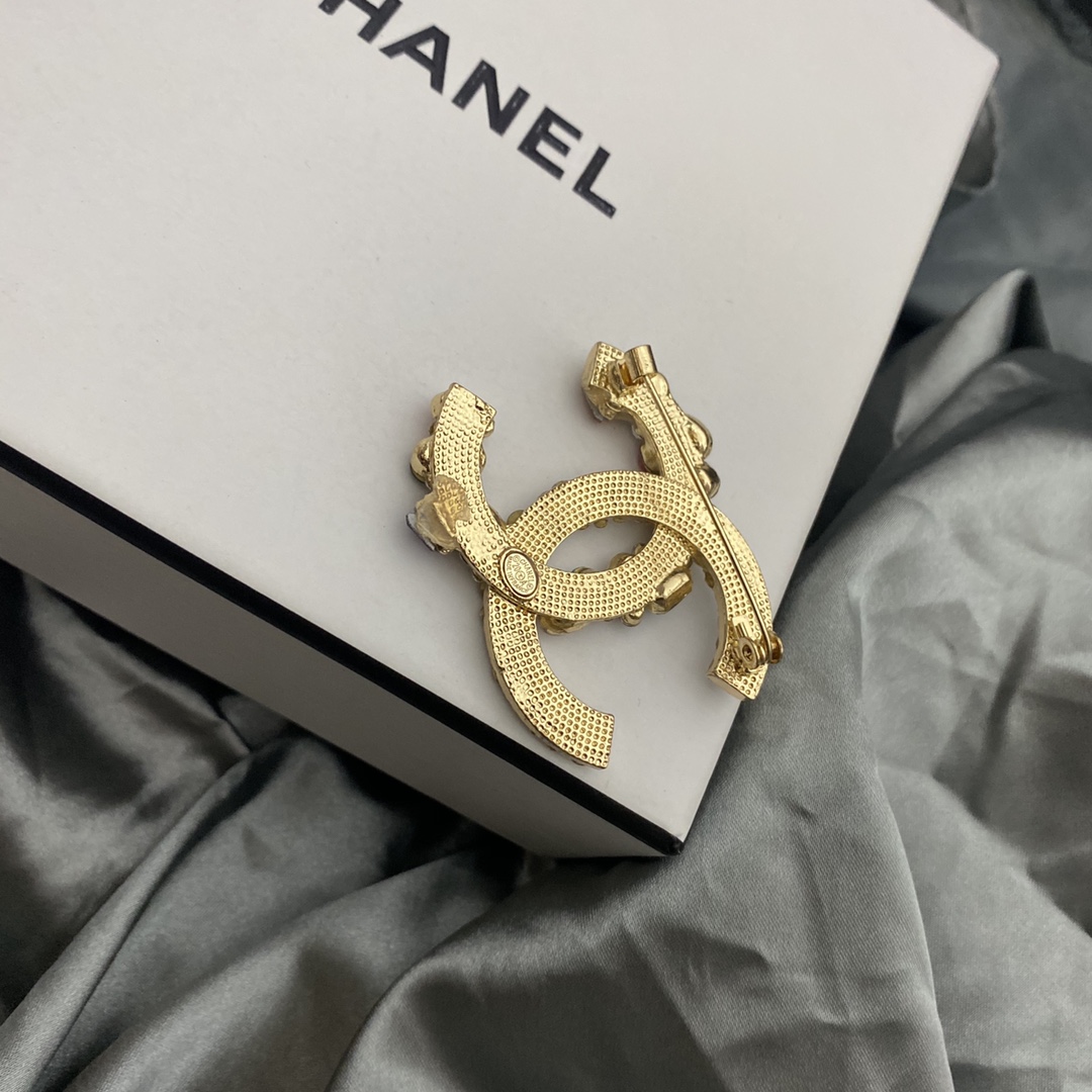Chanel brooch 106710