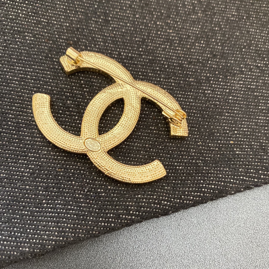 Chanel brooch 106713