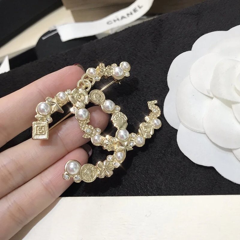 Chanel brooch 106717