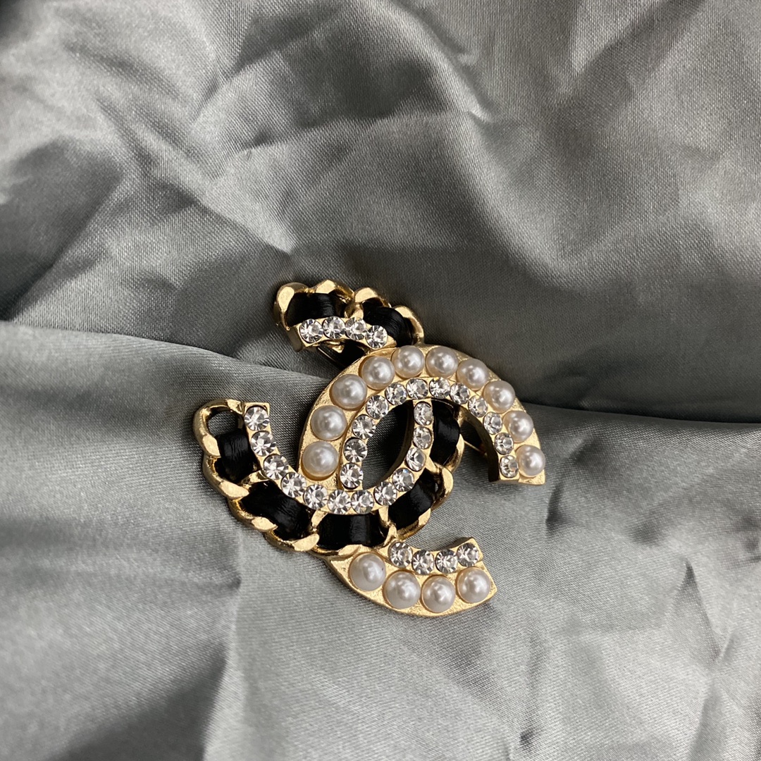 Chanel brooch 106720