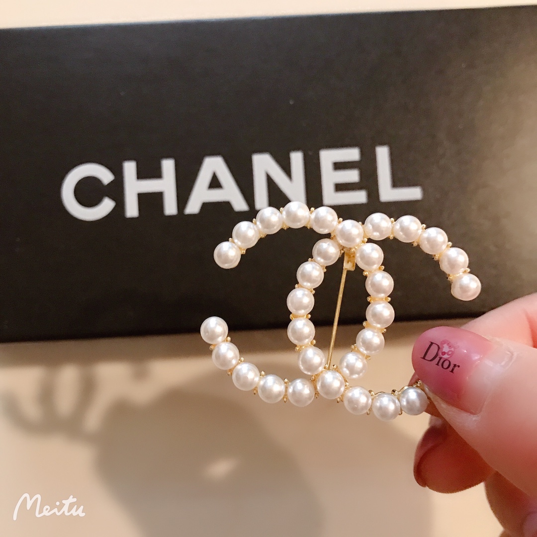Chanel brooch 106727