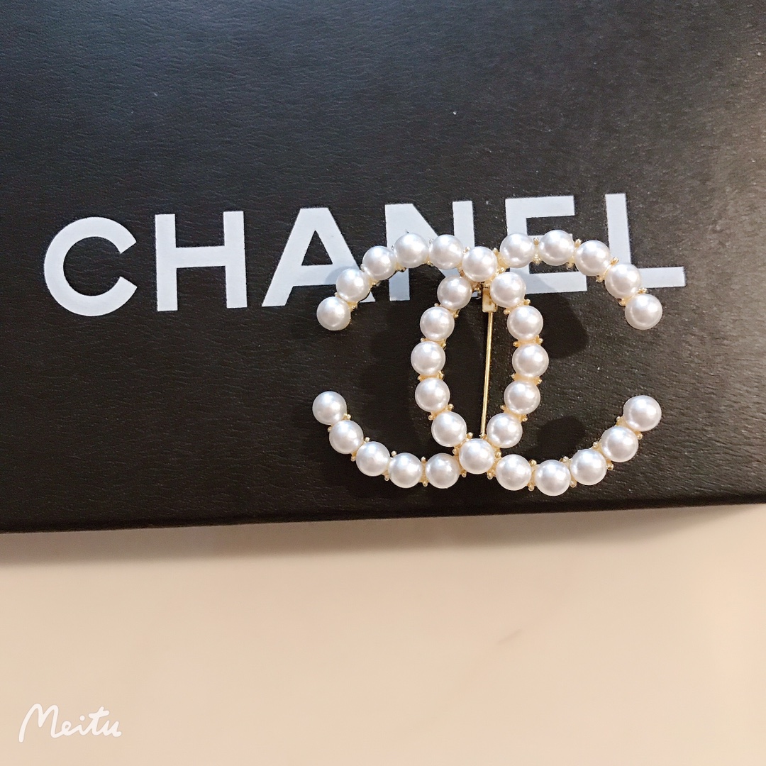 Chanel brooch 106727