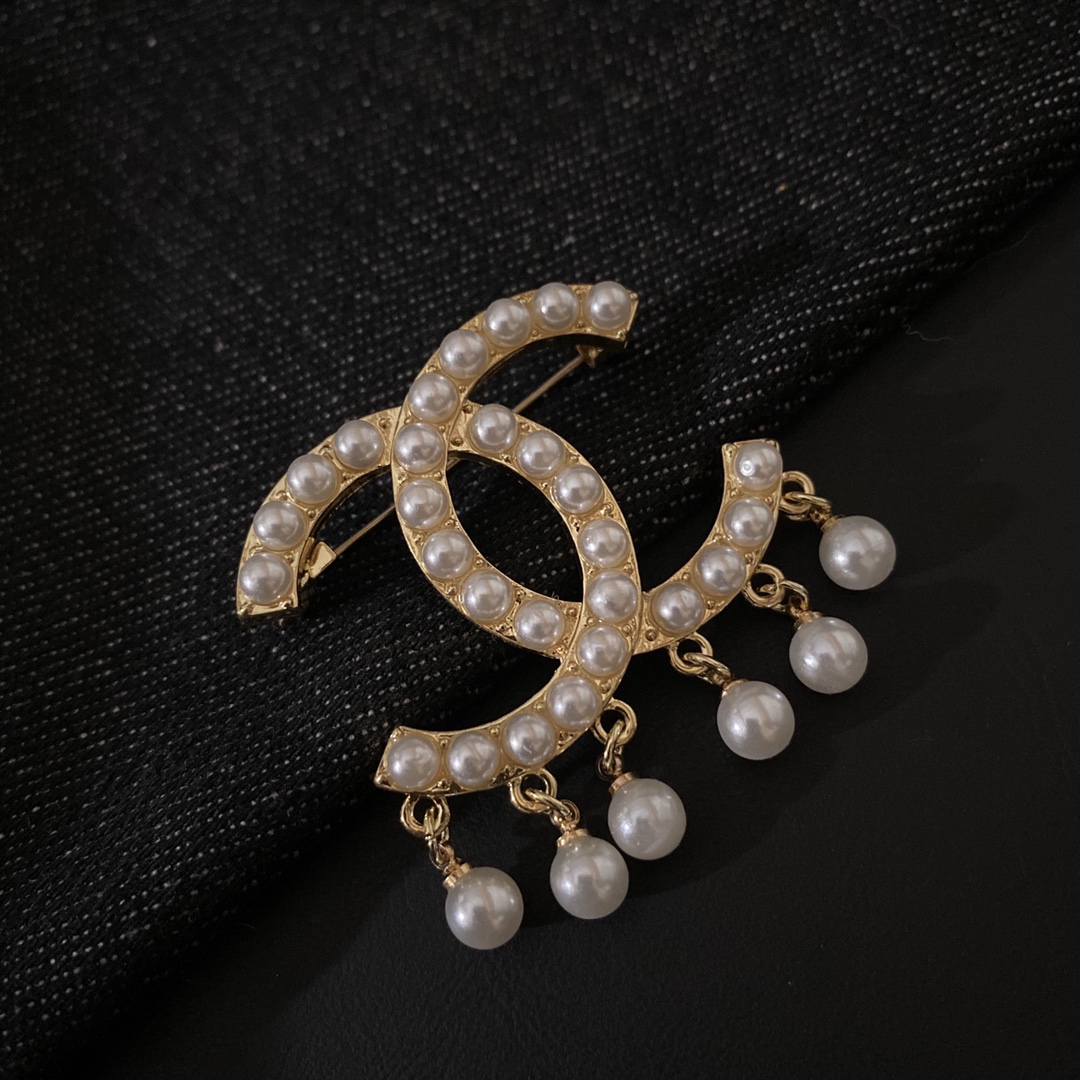 Chanel brooch 106729