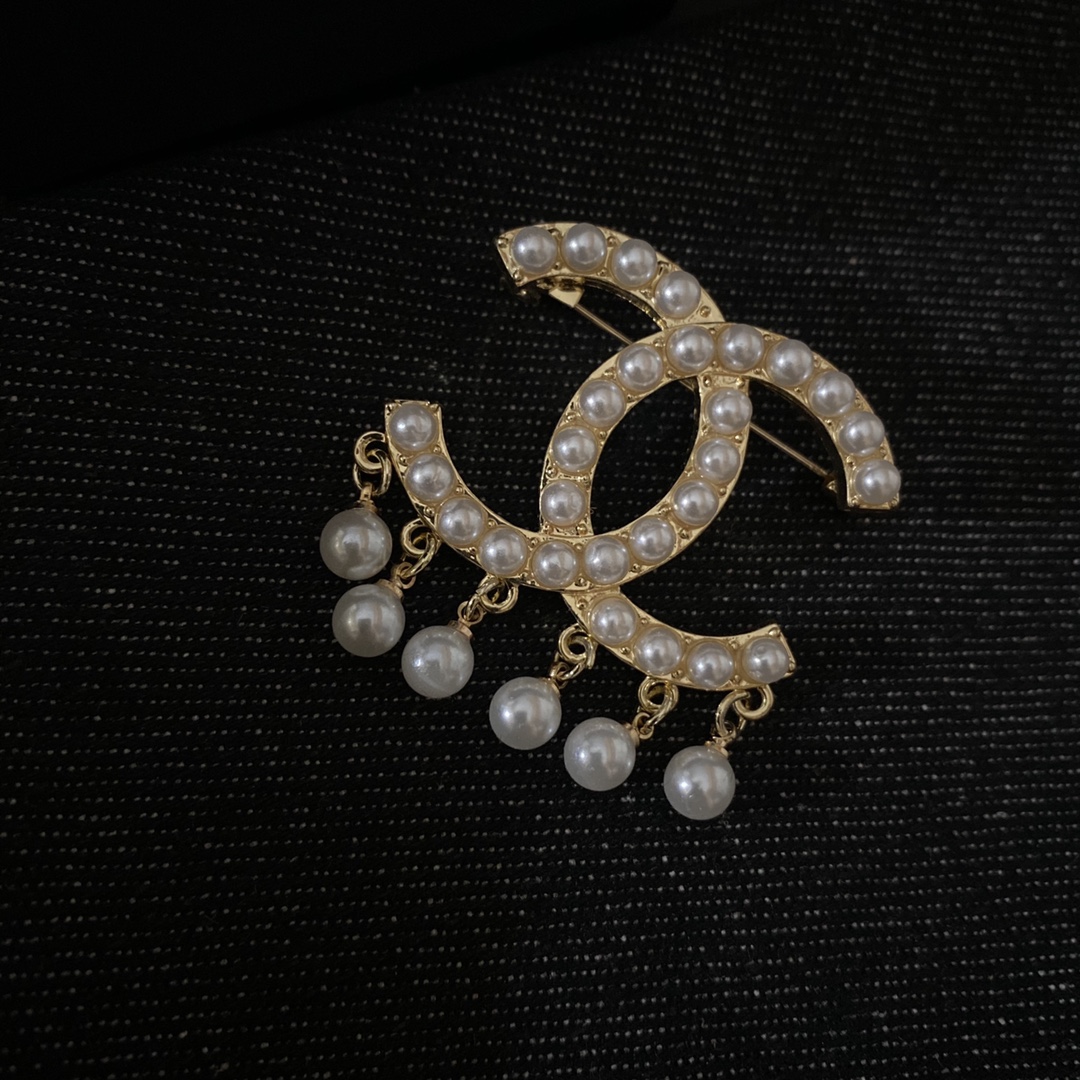 Chanel brooch 106729