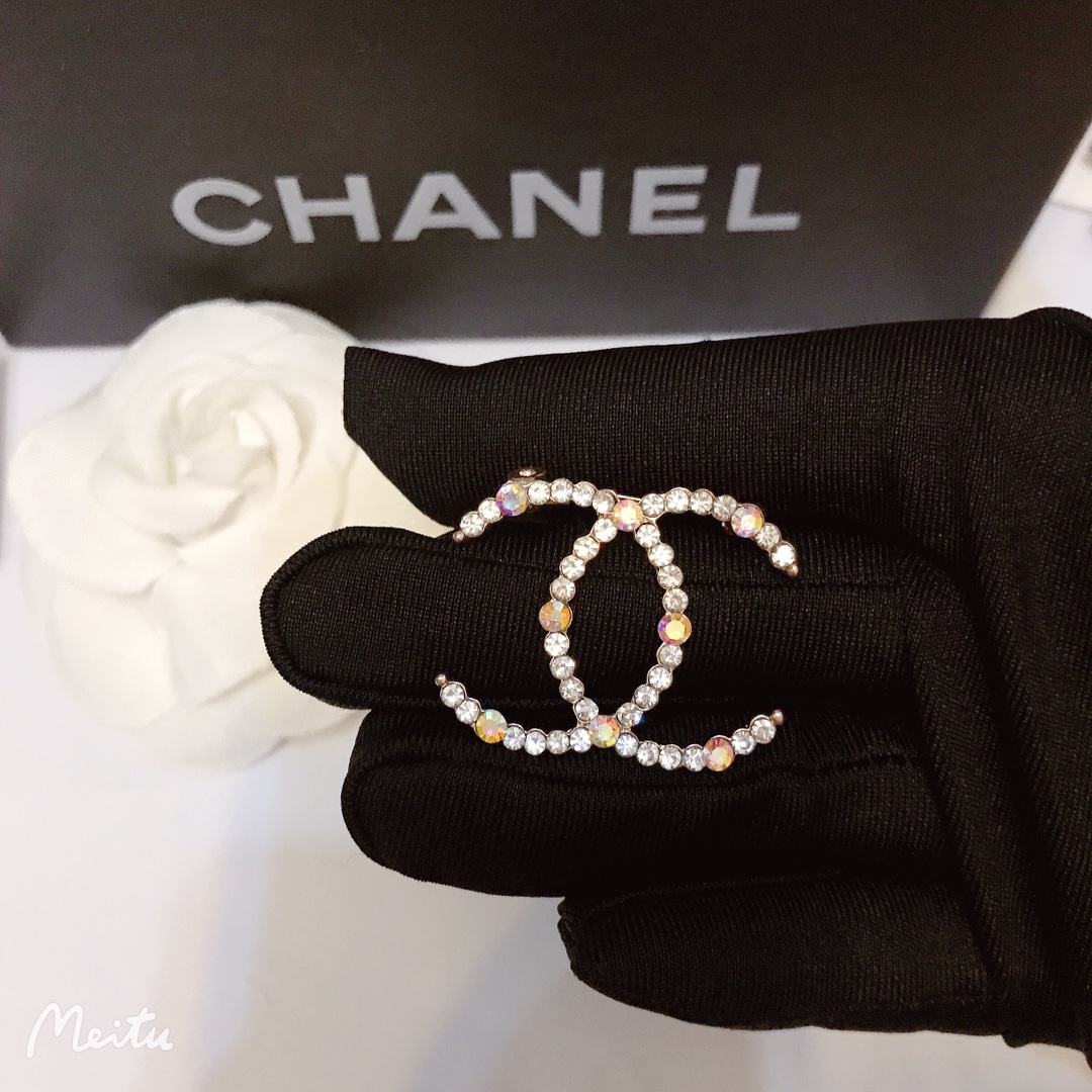 Chanel brooch 106731