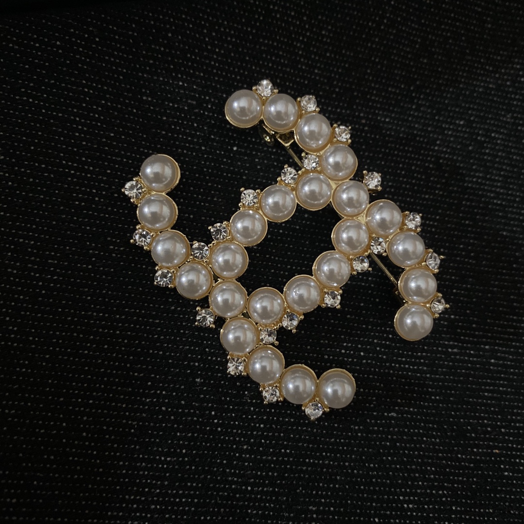Chanel brooch 106733