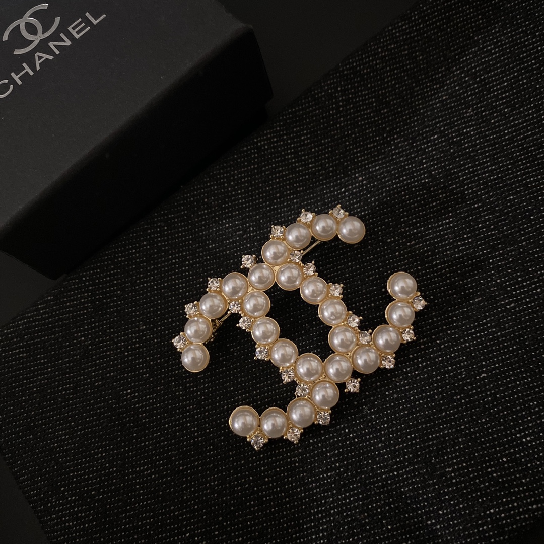Chanel brooch 106733