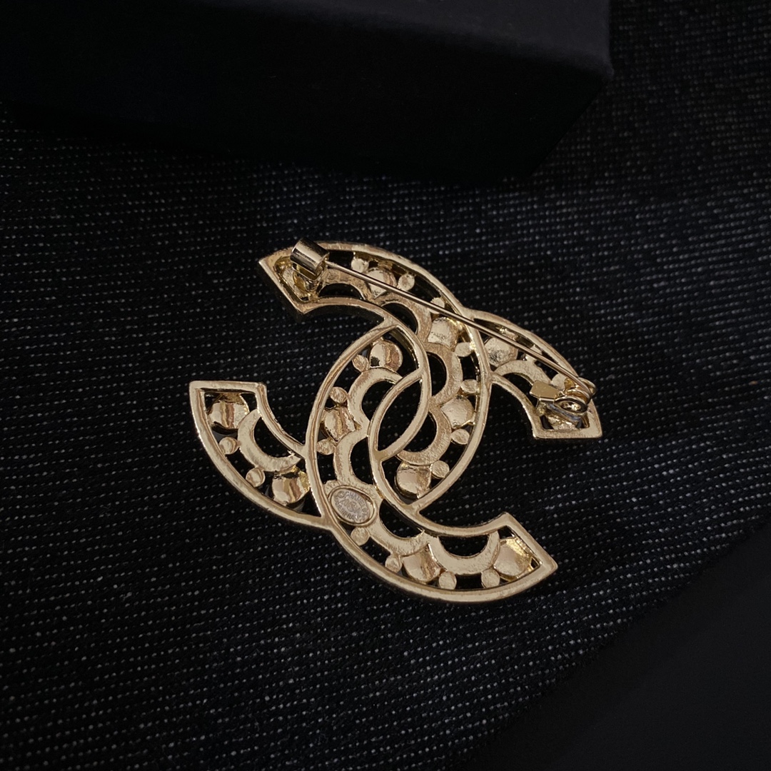 Chanel brooch 106736