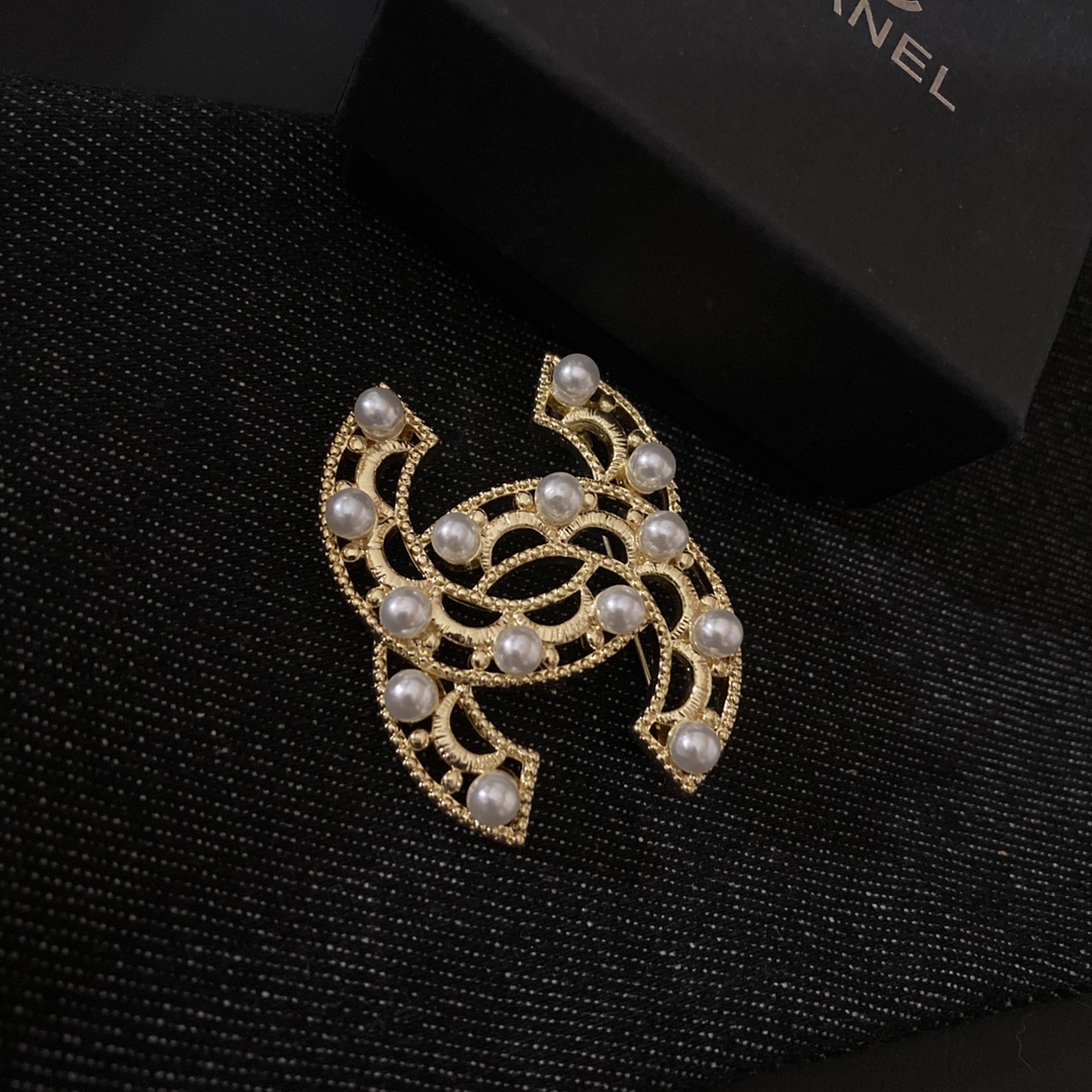 Chanel brooch 106736