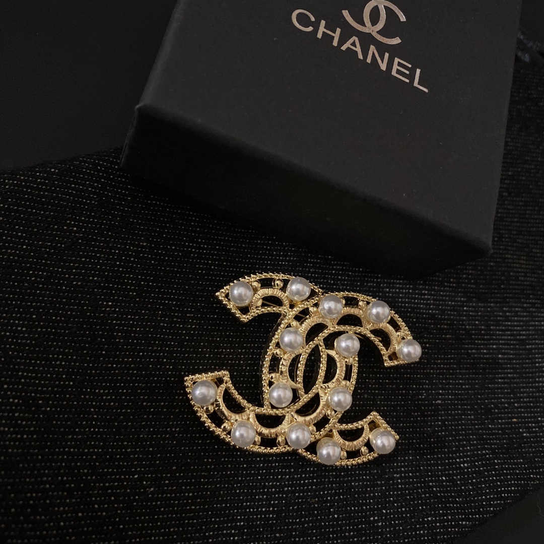 Chanel brooch 106736