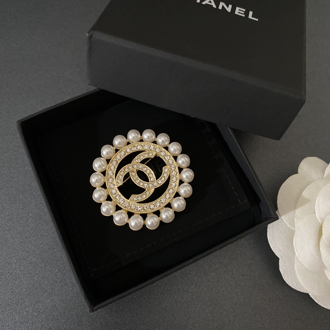 Chanel brooch 106737