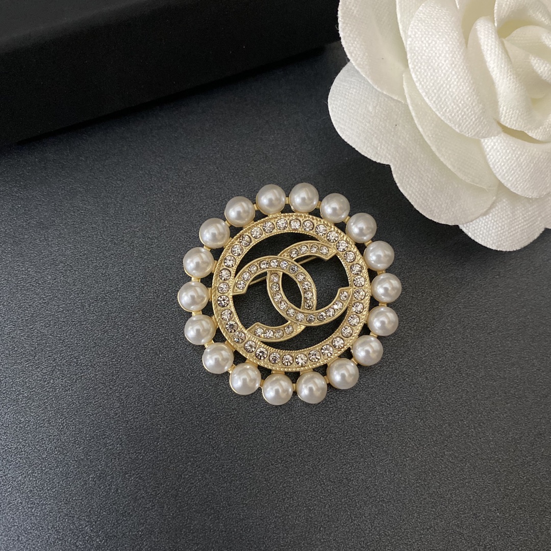 Chanel brooch 106737