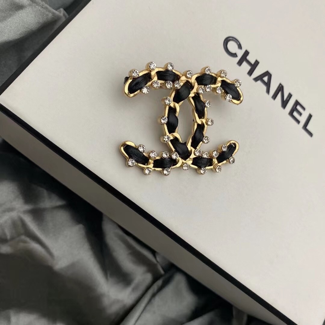 Chanel brooch 106739